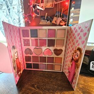 Paris Hilton 24 Eyeshadow Palette ~ Matte ~ Shimmer ~ Glitter